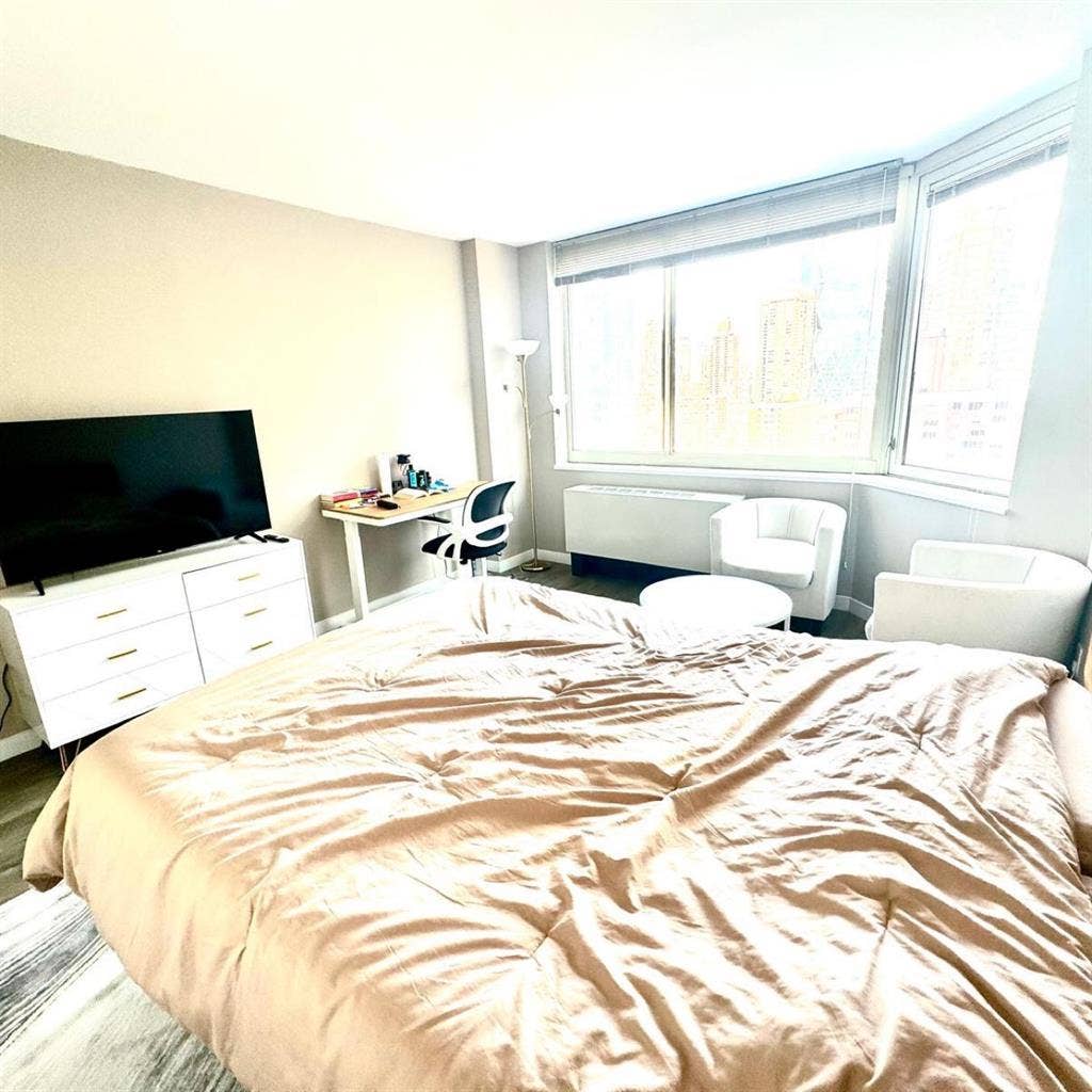 Private Furnished Room in Midtown!