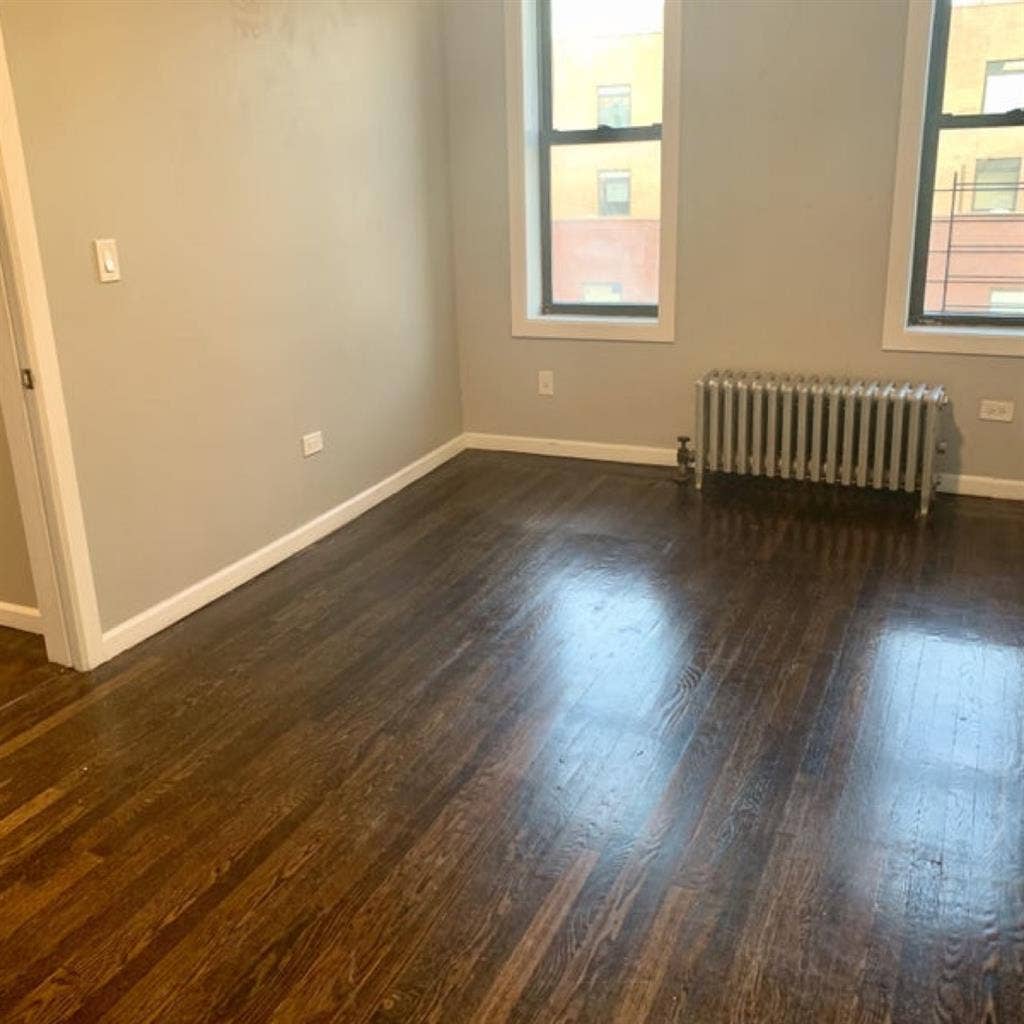 LARGEST ROOM FOR RENT AVAILABLE NOW