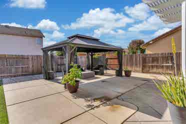 CLEAN Room in a SAFE neighborhood