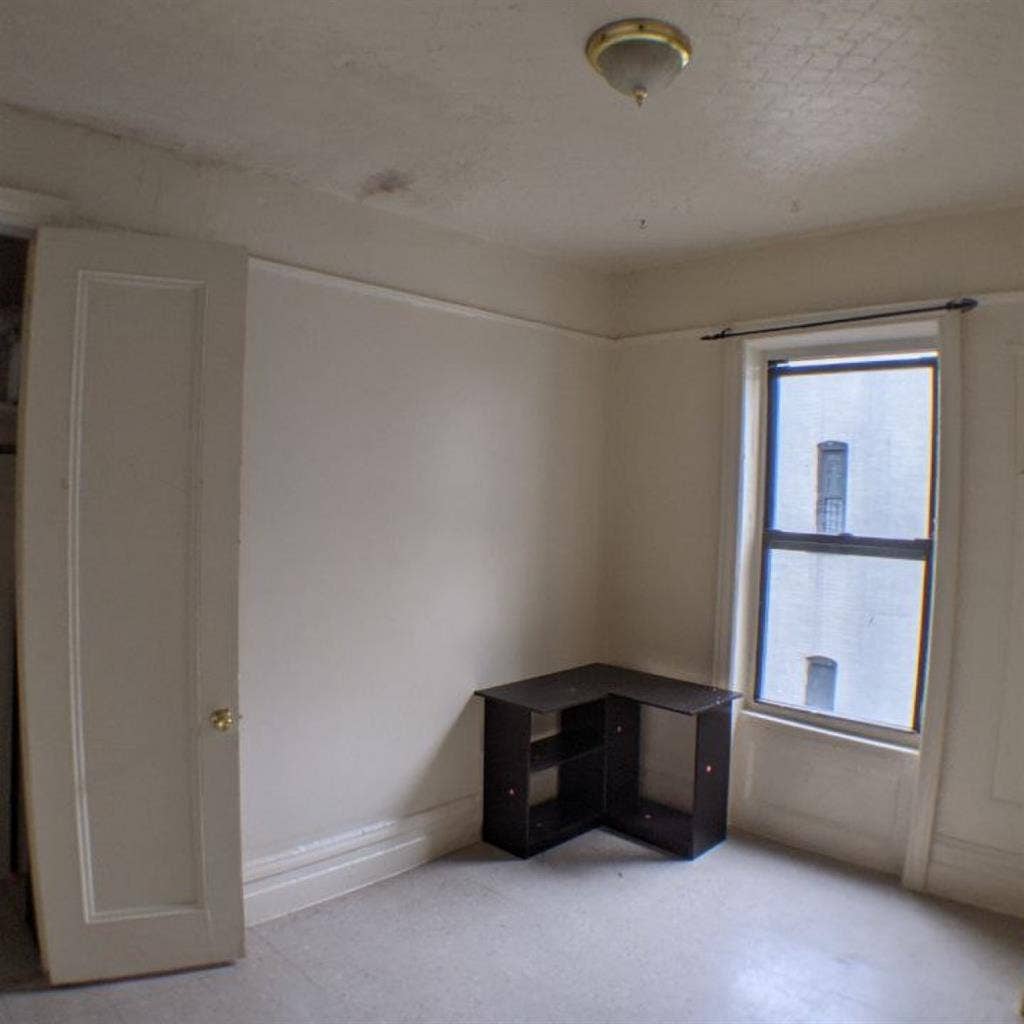 Big well-lit bedroom with closet