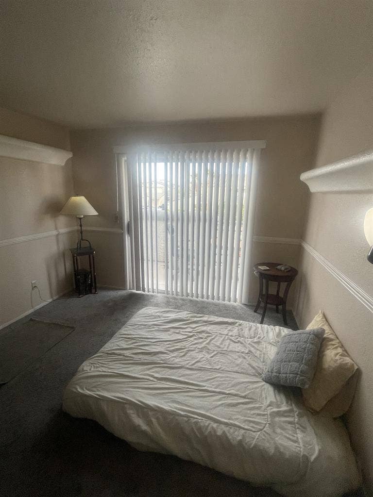 Room w/ private bath avail June 2