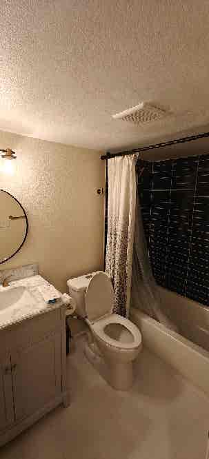 Room w/private bathroom Avail now