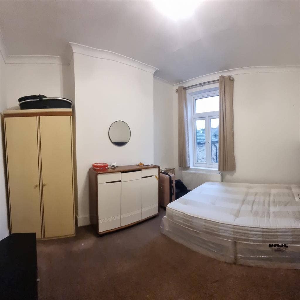 Double spacious Room to let