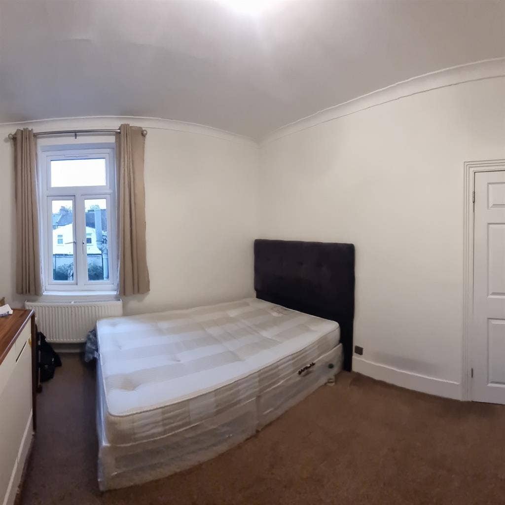 Double spacious Room to let