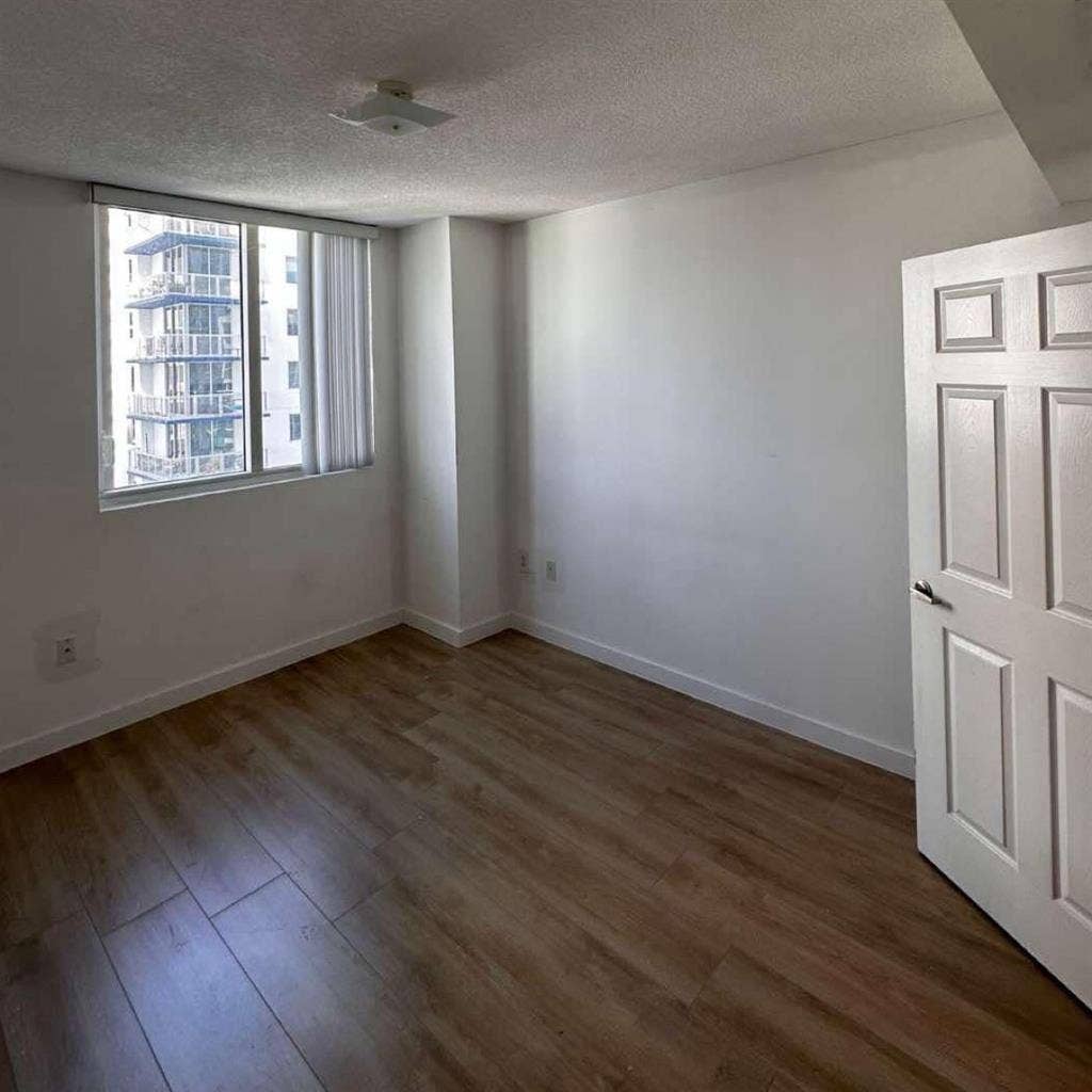 Room for rent in Edgewater- $