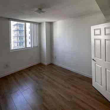 Room for rent in Edgewater 