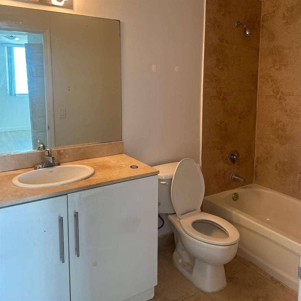 Room for rent in Edgewater- $