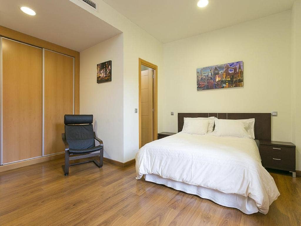 Amplia habitación con baño privado