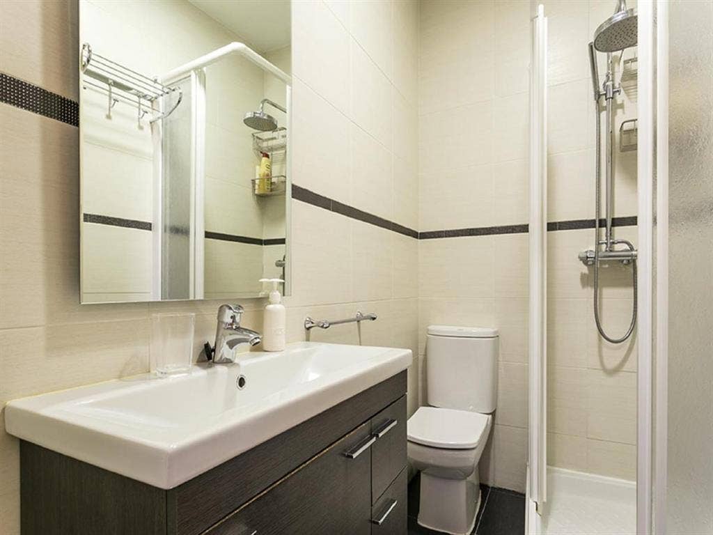 Amplia habitación con baño privado