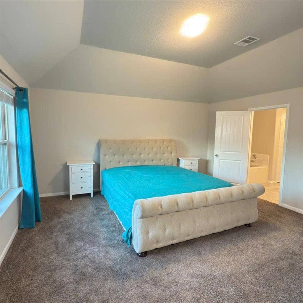 Large masterbedroom with big closet