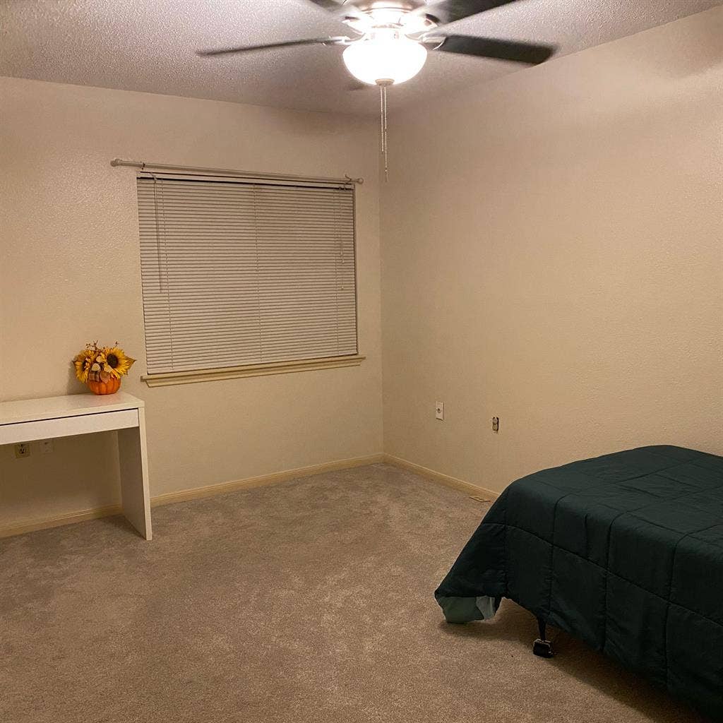 Looking for roommate