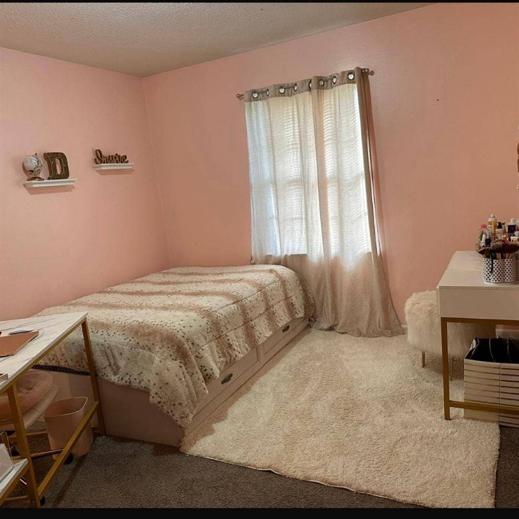 Room for rent - ladies only