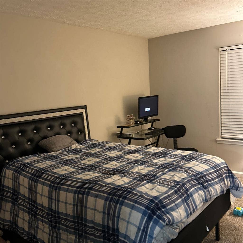 Clean room available for rent