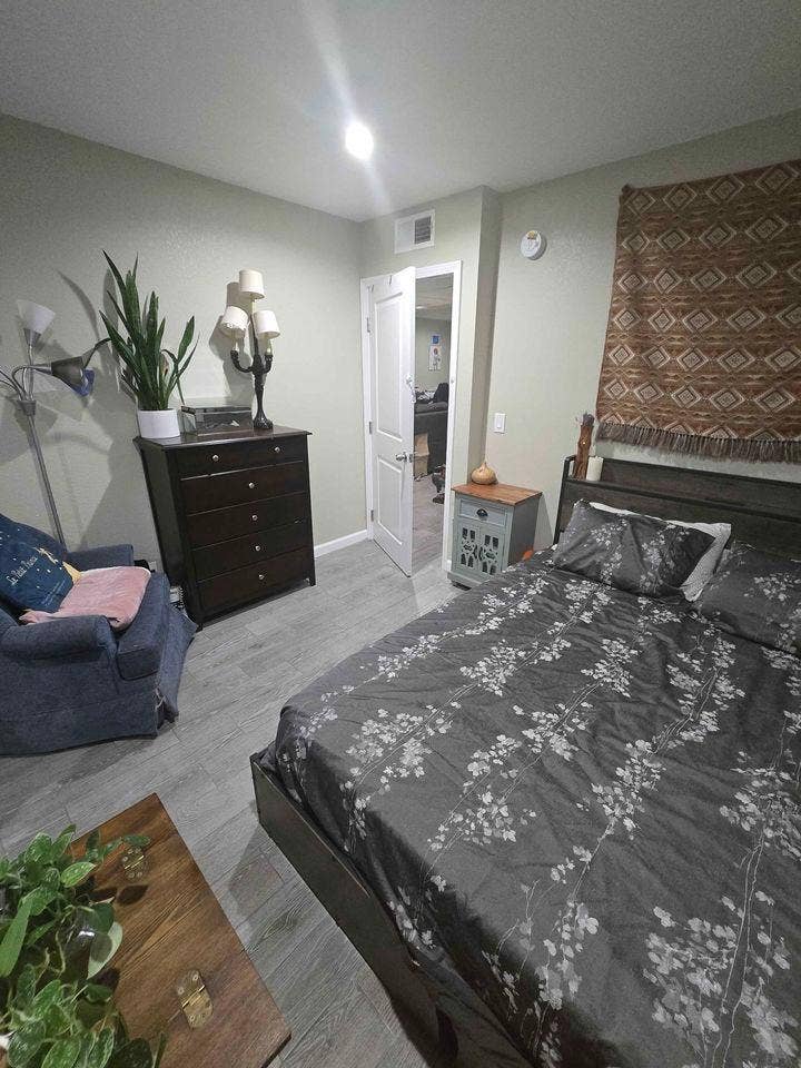 Looking for roommate in Glendale