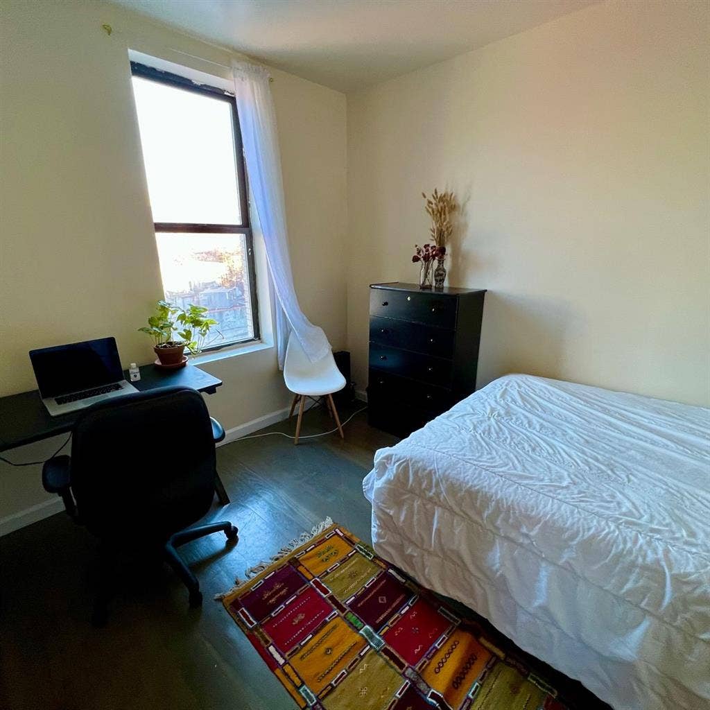 **
Super bright and spacious room!!!