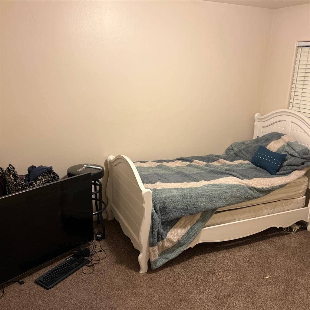 Room for Rent. SW Bakersfield