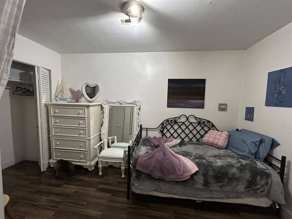 Looking for roommate to share 2
/2