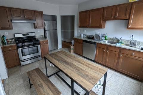 Shared apartment near Central Red L