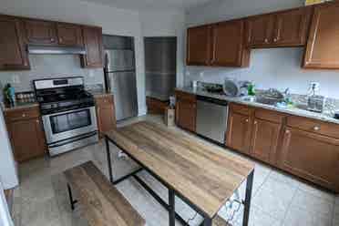 Shared apartment near Central Red L