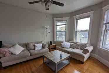 Shared apartment near Central Red L