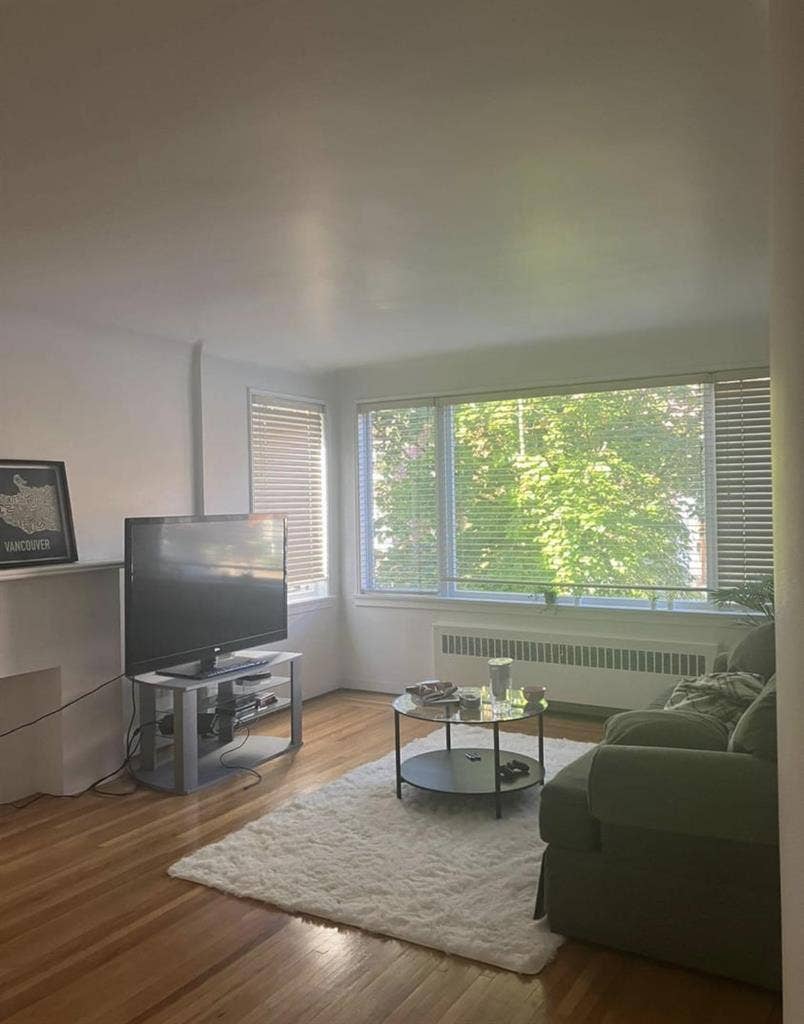 Looking for 1 Female Roomate Dec 15