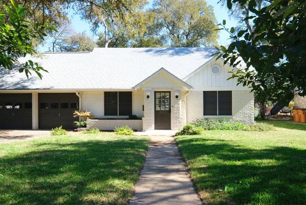 Rent this Stunning Home In S Austin