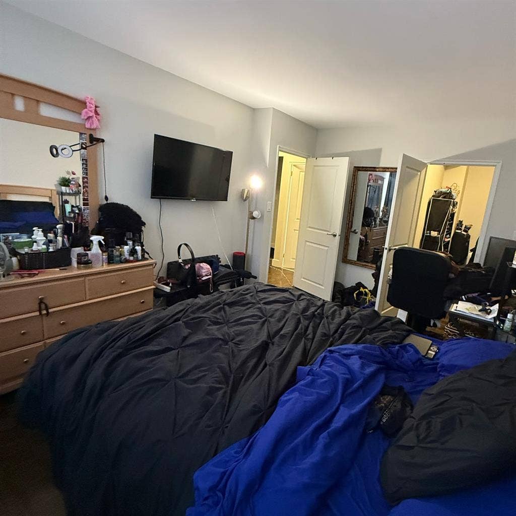 Renting 1 Bedroom w Walk in Closet!