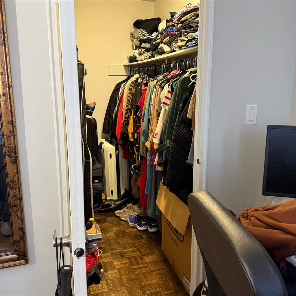 Renting 1 Bedroom w Walk in Closet!