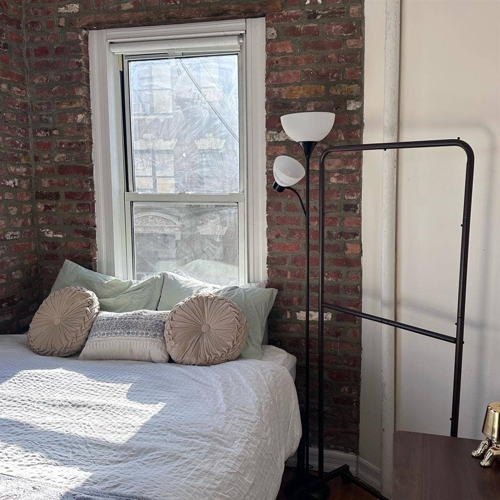 Sunny Furnished Room- !G Eloisanyc