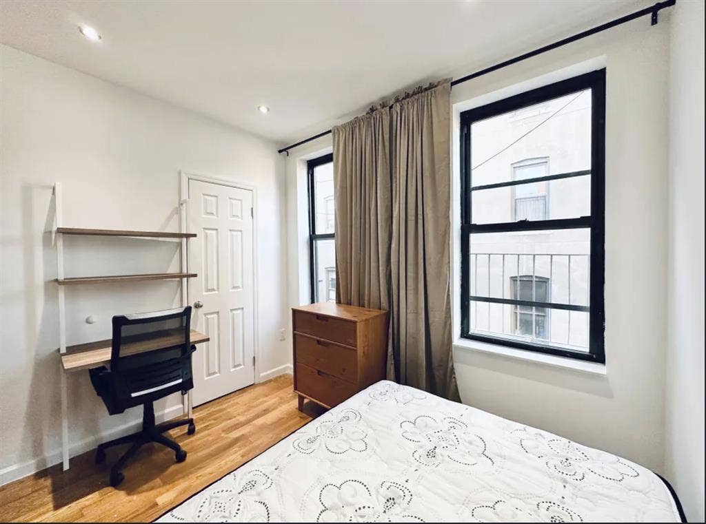 Bright bedroom in Upper West side M