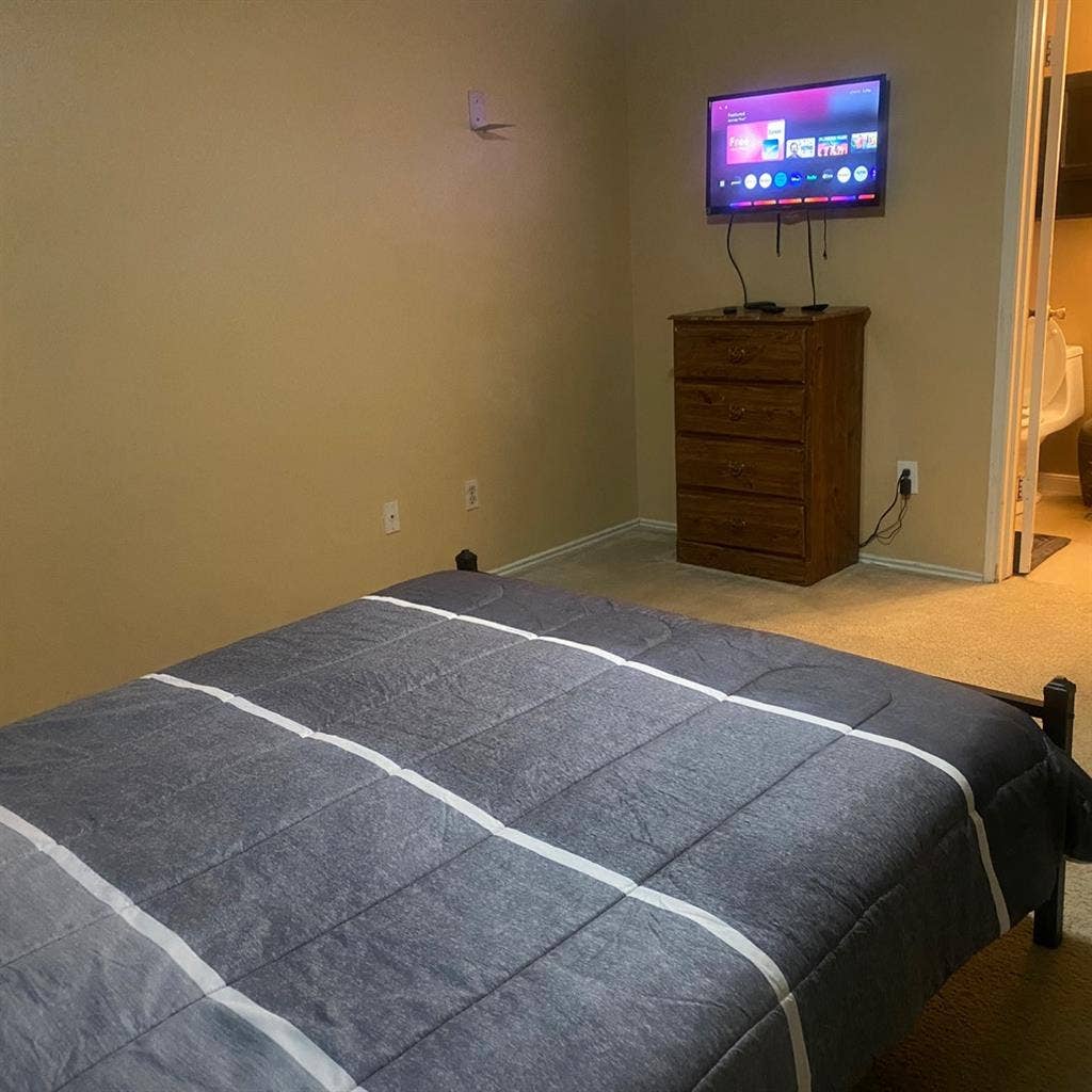 Clean room for rent w/ shared bath