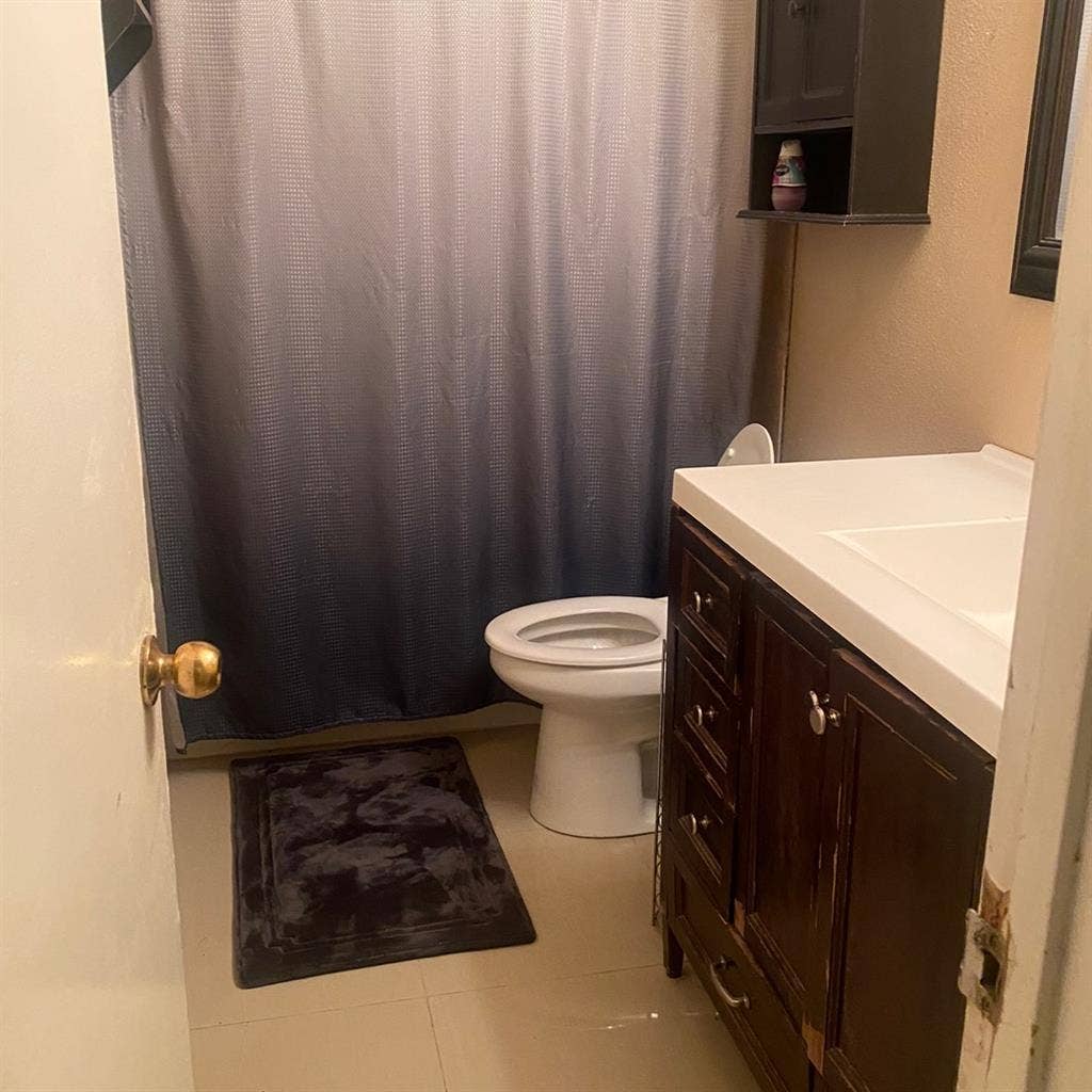 Clean room for rent w/ shared bath