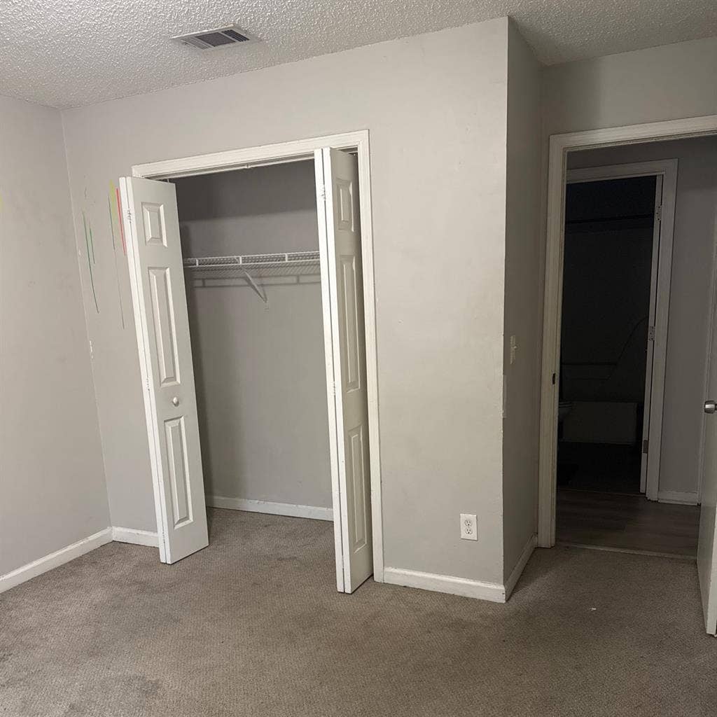 Room available to rent