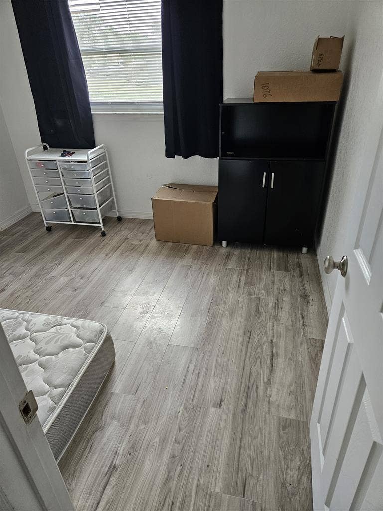 room for rent in a 3 bedroom house