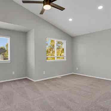 Master bedroom/ private bathroom 