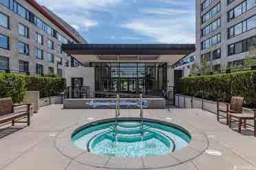 Nr SF Caltrain - MASTER Bed Bath