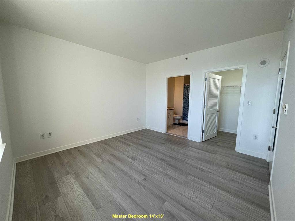 Nr SF Caltrain - MASTER Bed Bath