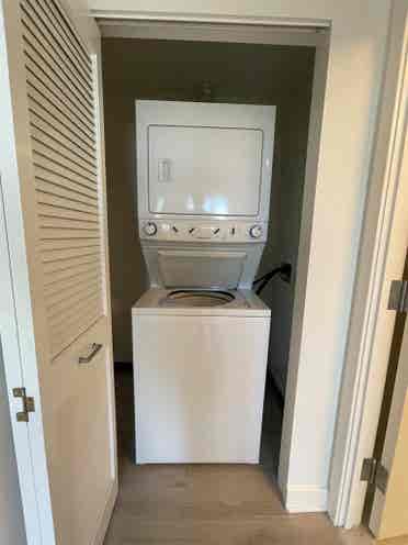 Nr SF Caltrain - MASTER Bed Bath