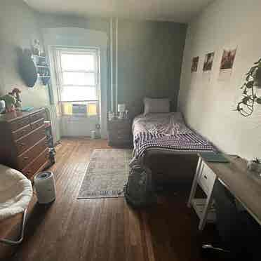 Room a 5 minute walk from campus!