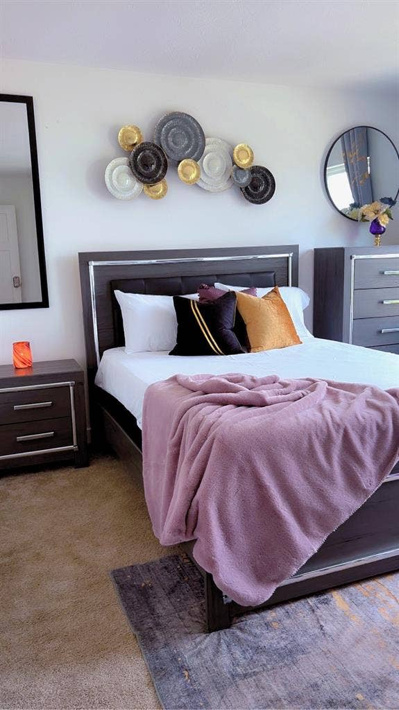 Fully furnished room with Queen bd1