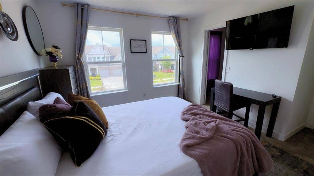 Fully furnished room with Queen bd1