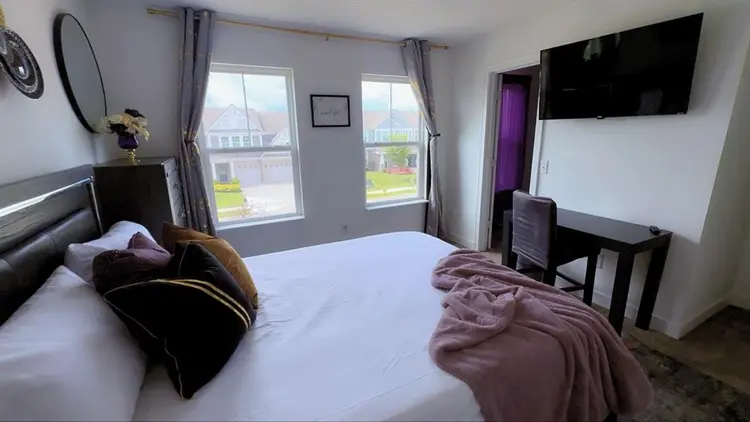 Fully furnished room with Queen bd1