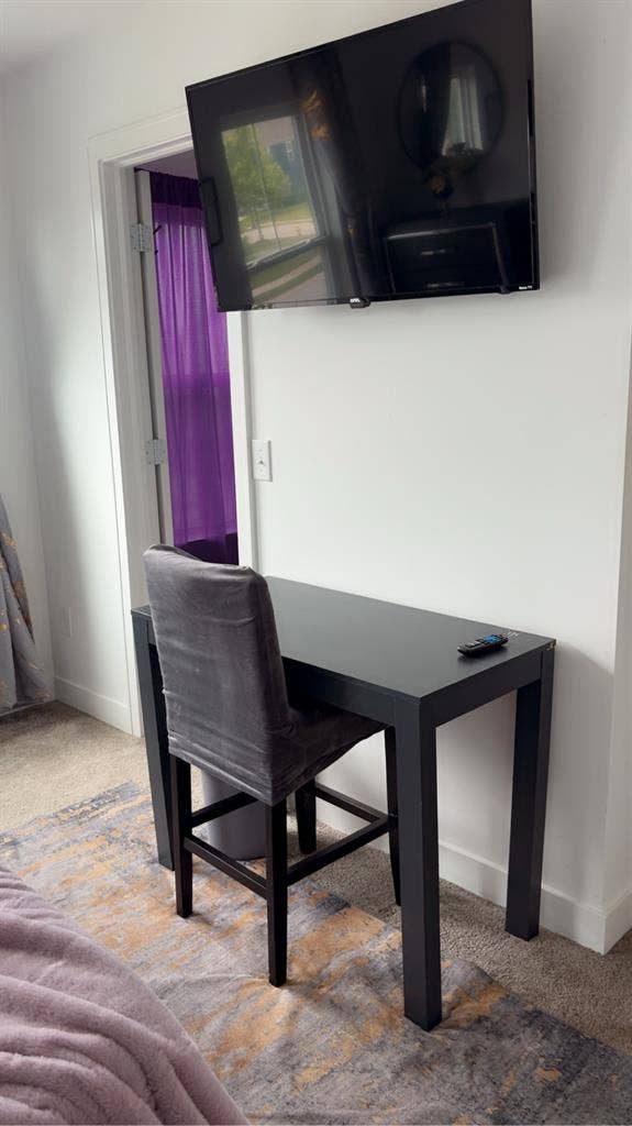 Fully furnished room with Queen bd1