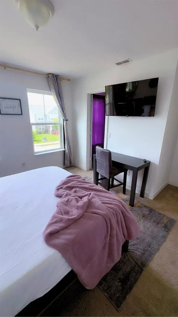 Fully furnished room with Queen bd1