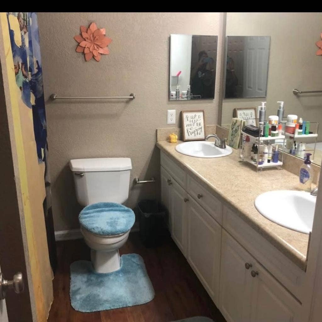 Looking for roommate