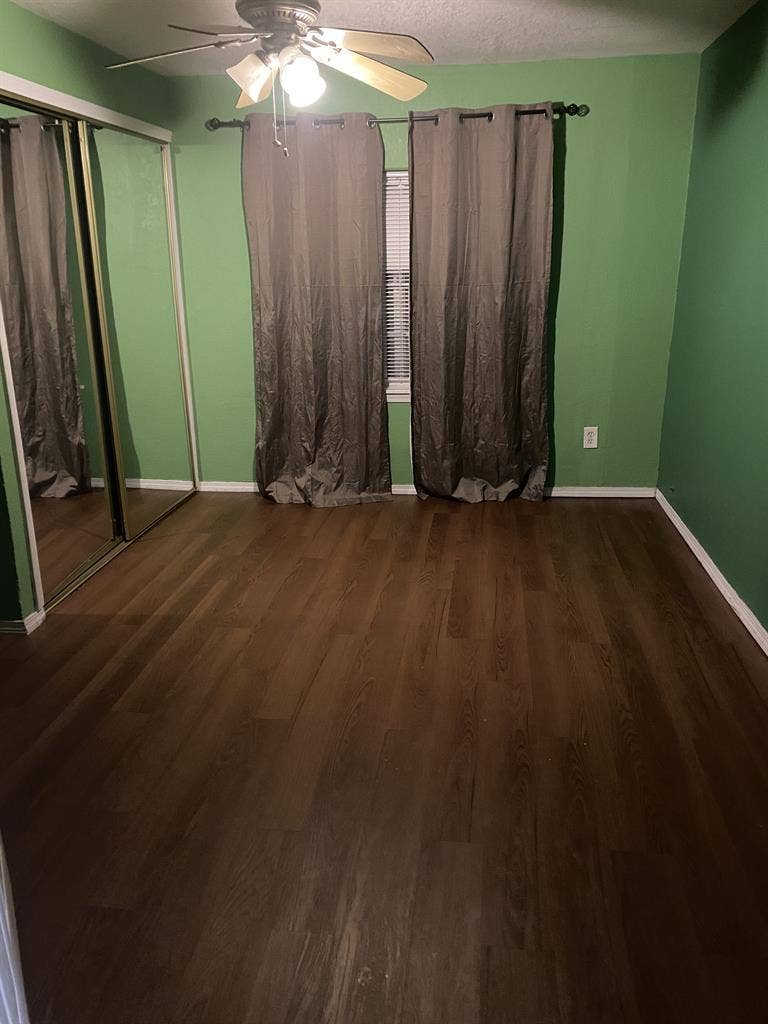 ROOM FOR RENT  scroll R pictures >