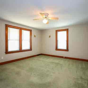 Looking for 1 Roommate $