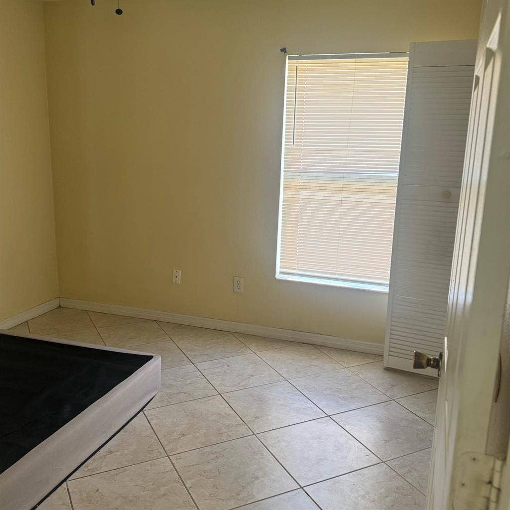 Room for rent looking for female