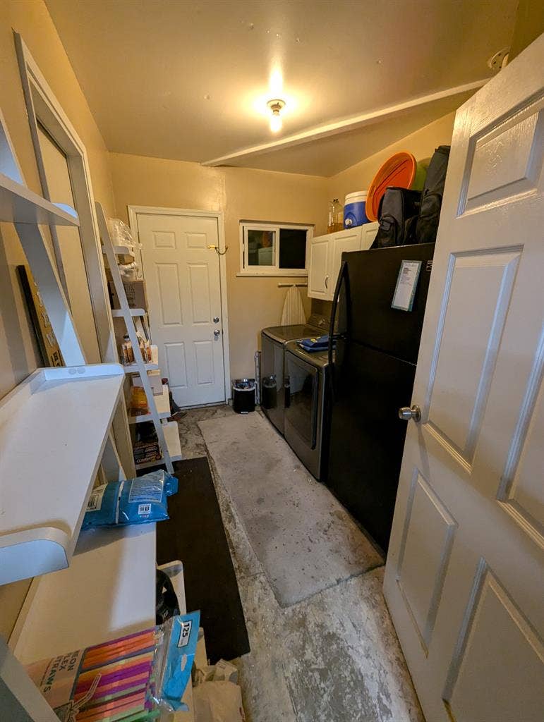 Large room/large closet/Utl. Inc.