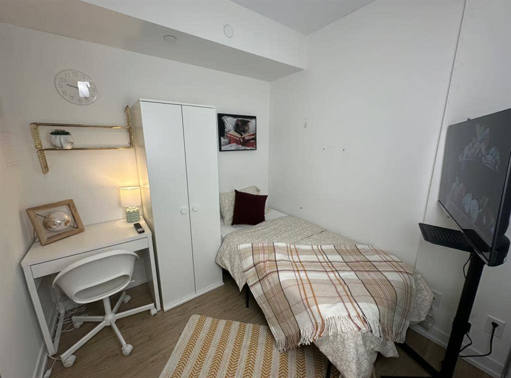 Bedroom in Prime Downtown Location